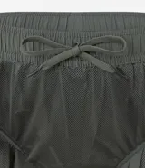 Bermuda deportiva color verde oliva, confeccionada en tejido tecnológico con toque leve y elástico. Cuenta con cintura elástica, cordón interno, bolsillos laterales y estampado reflectivo lateral.