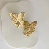 Aros colgantes dorados con forma de mariposas de acero quirúrgico hipoalergénico con baño en oro 18k.