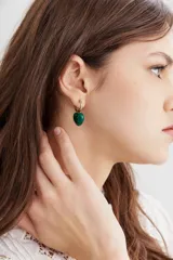 Aros dorados pequeños con dije de abeja y dije de corazón.