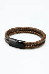Pulsera de cuero trenzado color marrón con cierre magnético metálico negro.