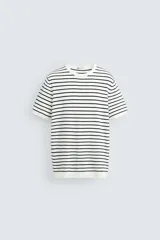 Camiseta de hombre regular fit, de punto tejido en hilatura con mezcla de viscosa. Tiene cuello redondo, manga corta y acabados en rib.