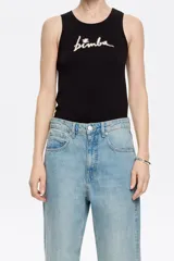 Musculosa negra ajustada con escote redondo y logo bordado con abalorios multicolores.