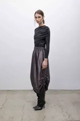 Top de jersey tricot suplex con estampado de mármol en tonos grises. Diseño ajustado con frunces diagonales en el frente y mangas largas.