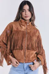 Campera marrón de gamuza con flecos y bordado de flores, con cierre cremallera y corte suelto.