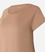Remera lila de microfibra con escote redondo y mangas cortas.