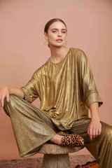 Pantalón palazzo dorado de tiro alto con cintura elástica.
