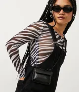 Bolso mini bag negro de poliuretano con tirante tipo cordón y cierre con botón.