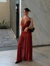 Vestido largo color terracota, con escote en V y breteles finos.