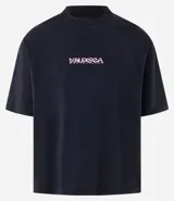Remera negra de algodón con efecto marmolado, corte oversized, cuello redondo, mangas cortas y estampa frontal con la leyenda "Wild Sea".