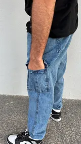 Pantalón cargo de jean celeste con bolsillos laterales y corte recto.