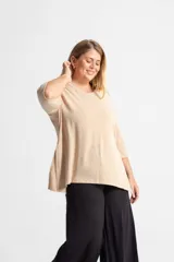 Remerón beige de algodón Pima, con mangas 3/4 y tajos laterales.