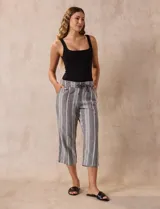 Pantalón capri de lino estampado, marca Dash. Con pretina ancha elastizada y bolsillos inclinados en la parte delantera.