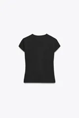 Camiseta marrón de algodón, de cuello redondo y manga corta.