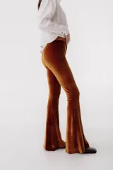 Pantalón Oxford de terciopelo color camel.