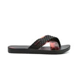 Ojotas Ipanema Sense negras con tiras cruzadas texturizadas y logo de la marca.