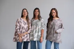 Sweater oversized de cuello redondo y manga larga con estampado animal abstracto en tonos beige y marrón.