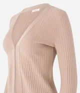 Cardigan largo de tricot color beige, con cuello en V y textura acanalada.