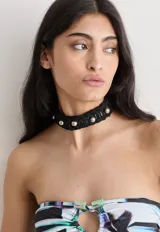 Gargantilla negra de crochet con apliques plateados.