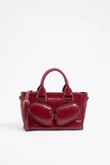 Bolso tote mediano de piel color frambuesa, con dos compartimentos y cierre magnético, además de asas de mano y bandolera.