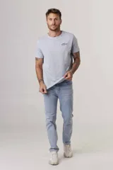 Remera negra de manga corta con cuello redondo y un pequeño estampado en el pecho que simula un radiograbador con texto.