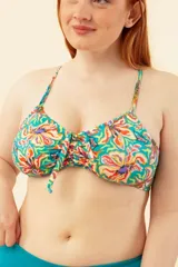 Top de bikini con frunce en el escote, tiras cruzadas en la espalda y confeccionado con fibra LYCRA® XTRA LIFE™.