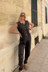 Enterito de jean color chocolate, con botones delanteros, bolsillos laterales y pespunte blanco.