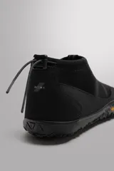 Zapato técnico negro para actividades deportivas en entornos acuáticos. Parte superior fabricada en tejido técnico con puntera y talón recubiertos para proteger de la abrasión. Ajuste mediante pieza técnica y suela Vibram® de goma.