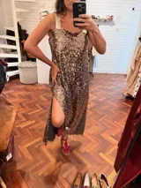 Vestido largo de lentejuelas en tonos ocre y marrón, con escote recto y breteles anchos de cuero bordados a mano.