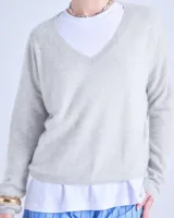 Sweater negro de cashmere cepillada con cuello en V, corte oversize, mangas largas y terminaciones acanaladas.