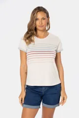 Remera azul con rayas horizontales en tonos rosa, celeste y blanco.