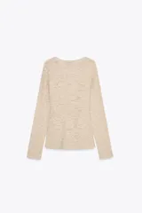 Top de punto color beige con textura, cuello redondo y manga larga.