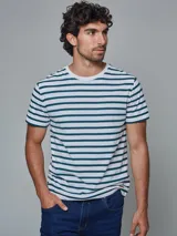 Remera de algodón blanca con rayas horizontales verdes y cuello redondo.