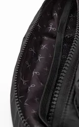 Riñonera negra con múltiples bolsillos con cierre y correa ajustable con hebilla.