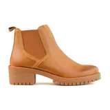 Bota Chelsea de cuero negro con elásticos laterales, caña baja, suela track y taco ancho.