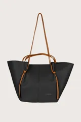 Bolso negro tipo bombonera con textura granulada y doble asa, una corta al hombro y otra larga para llevar cruzado.
