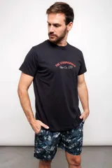 Remera negra de manga corta con estampado frontal con la frase "The Stronghold Motor Co. LTD" en color rojo.