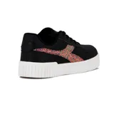 Championes urbanos Diadora modelo Bampu, color negro, con suela blanca gruesa y cordones negros. Presenta el logo de la marca en el lateral con acabado de glitter multicolor.