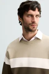 Jersey marrón de punto suave, corte regular, cuello redondo y manga larga con terminaciones en rib.