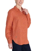 Blusa de lino orgánico con estampado marino en colores burdeos, con calce clásico y bolsillo superior.