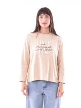 Remera blanca de manga larga con cuello redondo y estampado frontal con la frase "All my love darling" en color celeste.