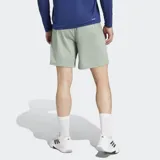Short deportivo gris con logo Adidas estampado en verde.