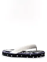 Sandalias con plataforma de goma blanca y base estampada con diseño abstracto en tonos negros, blancos y grises. Tira de tela blanca con textura.