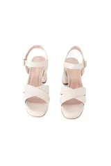 Sandalias de cuero color blanco, con plataforma y taco cuadrado. Presentan tiras cruzadas sobre el empeine y pulsera con hebilla al tobillo.