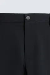 Pantalón largo de vestir gris claro con estampado de cuadros, corte slim fit y cintura elástica. Confeccionado en tejido con alta elasticidad, bolsillos frontales y cierre frontal con cremallera y botón.