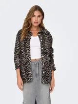Camisa de Only con estampado de leopardo, corte recto, cuello clásico, cierre frontal con botones, mangas largas y puños abotonados.