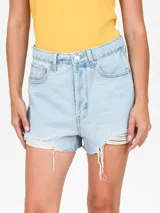 Short de jean celeste claro con roturas y terminación desflecada.
