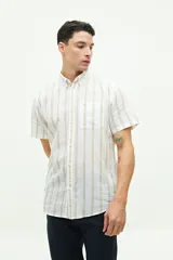 Camisa de manga corta confeccionada en lino y algodón, con fit regular y logo bordado.