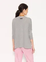 Remera negra de punto liviano con escote en V, mangas 3/4 y recortes diagonales en el delantero.