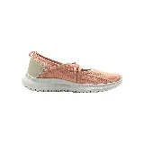Zapatilla urbana color salmón, con capellada de tejido de punto y ajuste con cordones elásticos cruzados. Tiene detalle de refuerzo en el talón color beige y suela blanca con diseño texturizado.