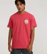 Remera masculina de algodón color coral, corte comfort, cuello redondo y manga corta. Estampa abstracta con texto en el frente.